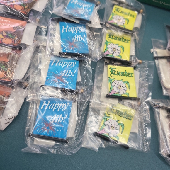 2003 Department 56 Village Accessories Seasonal Lampposts Banner Flags Only! - Picture 5 of 12